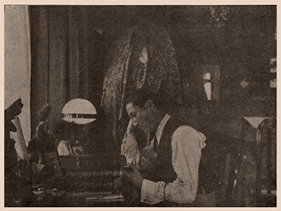 ภาพถ่ายที่กรุงเบิร์น เมื่อ พ.ศ. ๒๔๖๘ ในห้องหนังสือที่บ้านพักในระหว่างศึกษา