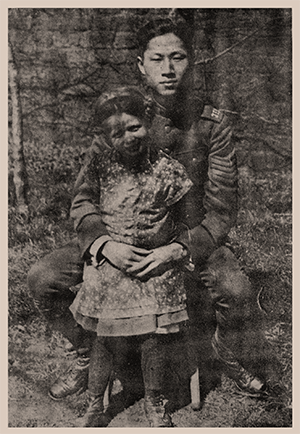 ภาพในเครื่องแบบจ่านายสิบ ทหารอาสากองรถยนตร์ ถ่ายที่เมือง Mussbach พ.ศ. ๒๔๖๒