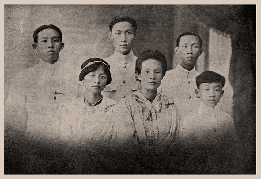 ภาพหมู่ญาติในครอบครัว ถ่ายเมื่อ ดร.ตั้ว ลพานุกรม กลับจากงานพระราชสงครามในยุโรป